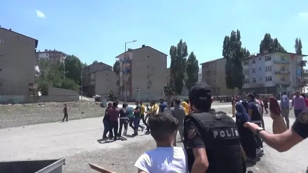 Son dakika haberleri | ÇOCUKLARIN BAŞLATTIĞI KAVGADA ORTALIK SAVAŞ ALANINA DÖNDÜ