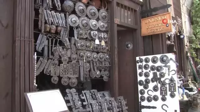 Demirciler Çarşısı'ndaki son ustaları mesleklerinin kaybolmasından korkuyor