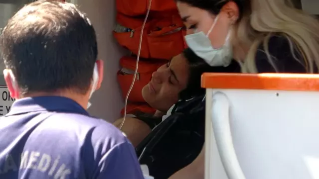 Denizde fenalık geçiren genç kadın hastaneye kaldırıldı Denizde fenalık geçiren genç kadın hastaneye kaldırıldı