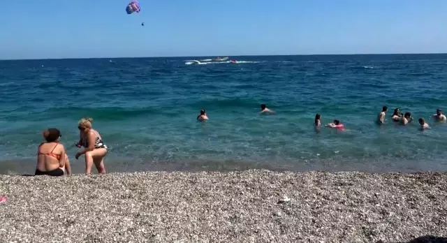 Denizde fenalık geçiren genç kadın hastaneye kaldırıldı
