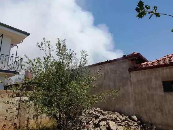 Denizli'de tekstil atölyesi ve yanındaki otomobil yandı