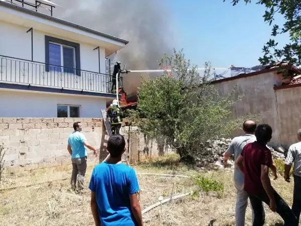 Denizli'de tekstil atölyesi ve yanındaki otomobil yandı