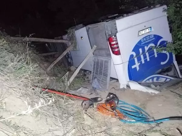 Devrilen otobüsten kaçan Afgan göçmenler bahçede saklanırken yakalandı Devrilen otobüsten kaçan Afgan göçmenler bahçede saklanırken yakalandı