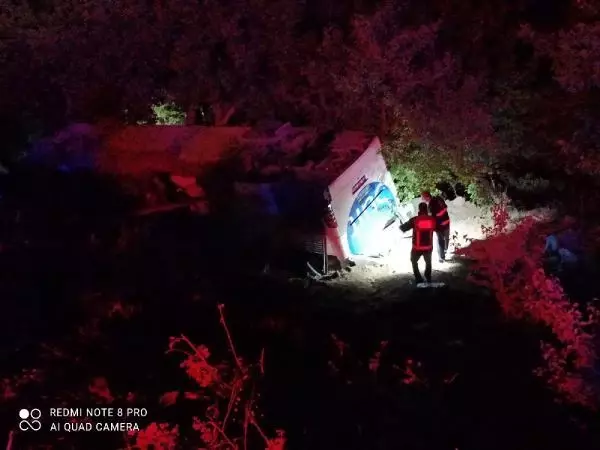 Devrilen otobüsten kaçan Afgan göçmenler bahçede saklanırken yakalandı