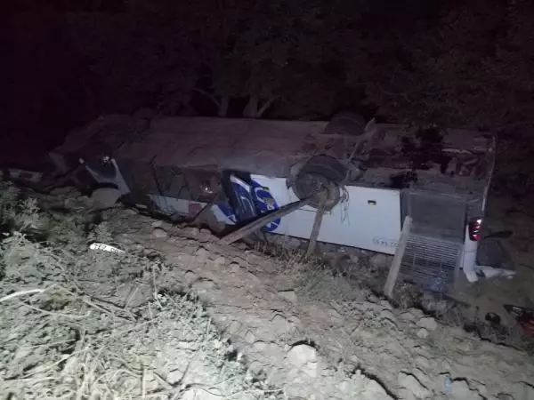 Devrilen otobüsten kaçan Afgan göçmenler bahçede saklanırken yakalandı