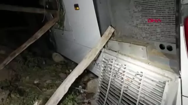 DEVRİLEN OTOBÜSTEN KAÇAN AFGAN GÖÇMENLER BAHÇEDE SAKLANIRKEN YAKALANDI