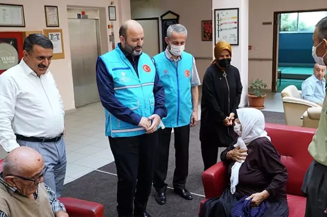 Diyanet Vakfı huzurevi sakinlerine bayram ziyaretinde bulundu Diyanet Vakfı huzurevi sakinlerine bayram ziyaretinde bulundu