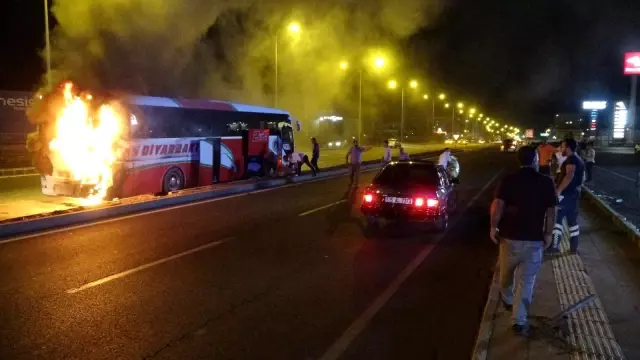Diyarbakır'da faciadan dönüldü: Yolcu otobüsü seyir halindeyken cayır cayır yandı Diyarbakır'da faciadan dönüldü: Yolcu otobüsü seyir halindeyken cayır cayır yandı