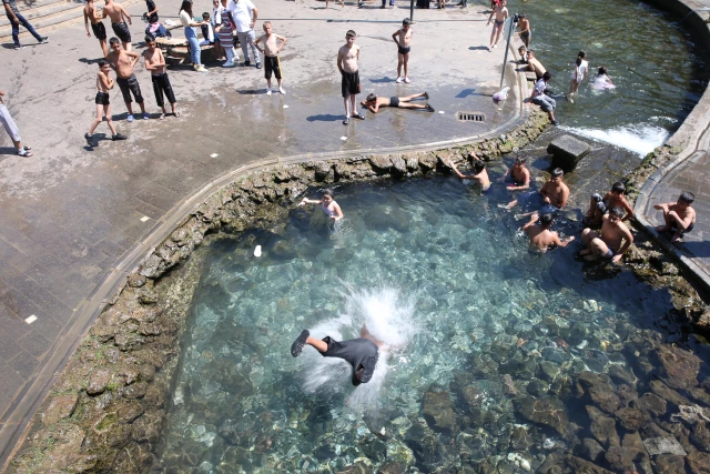 Son dakika haberleri: Diyarbakır'da sıcaktan bunalan çocuklar süs havuzunu doldurdu