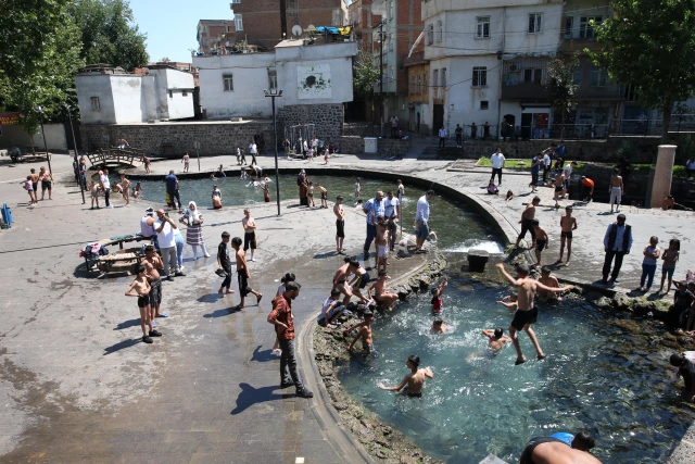 Son dakika haberleri: Diyarbakır'da sıcaktan bunalan çocuklar süs havuzunu doldurdu