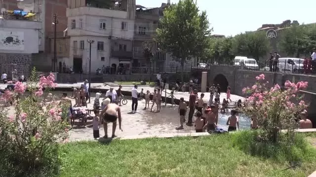 Son dakika gündem: DİYARBAKIR - Sıcaktan bunalan çocuklar süs havuzunu doldurdu Son dakika gündem: DİYARBAKIR - Sıcaktan bunalan çocuklar süs havuzunu doldurdu