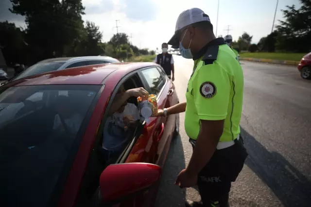 Düzce'de denetim yapan polislerden sürücülere bayram şekeri ikramı Düzce'de denetim yapan polislerden sürücülere bayram şekeri ikramı