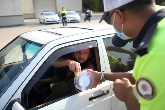 Düzce'de denetim yapan polislerden sürücülere bayram şekeri ikramı
