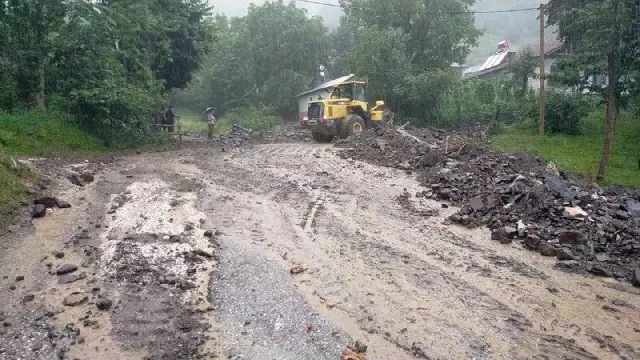 Düzce'de şiddetli sağanak dereleri taşırdı, vatandaşlar perişan oldu Düzce'de şiddetli sağanak dereleri taşırdı, vatandaşlar perişan oldu