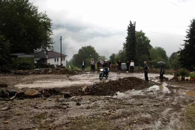 Düzce'de su taşkını köy yollarını kapattı