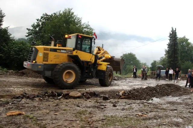 Düzce'de su taşkını köy yollarını kapattı