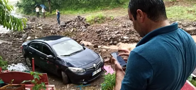 Düzce'de su taşkını köy yollarını kapattı