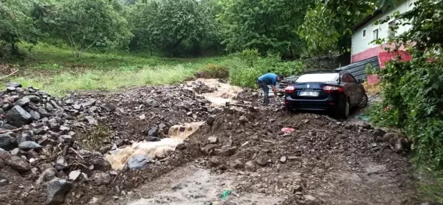 Düzce'de su taşkını köy yollarını kapattı
