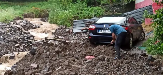 Düzce'de su taşkını köy yollarını kapattı