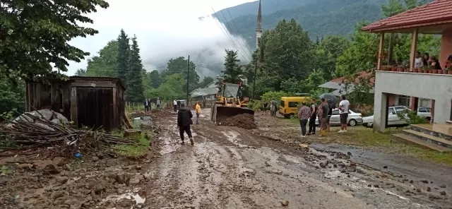 Düzce'de su taşkını köy yollarını kapattı