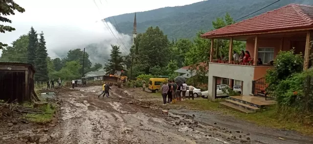 Düzce'de su taşkını köy yollarını kapattı