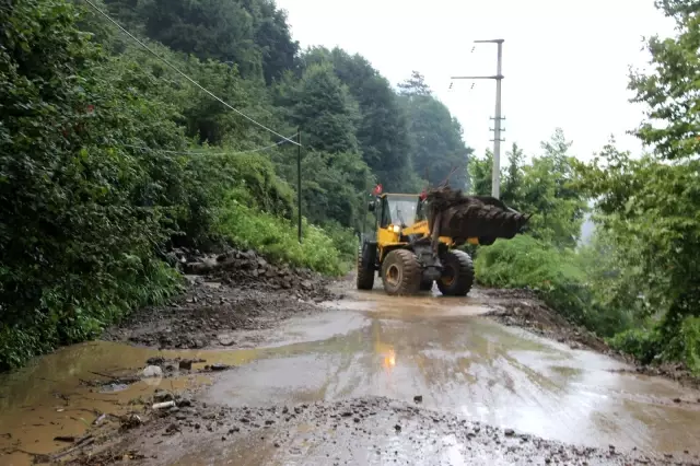 Düzce'de su taşkını köy yollarını kapattı