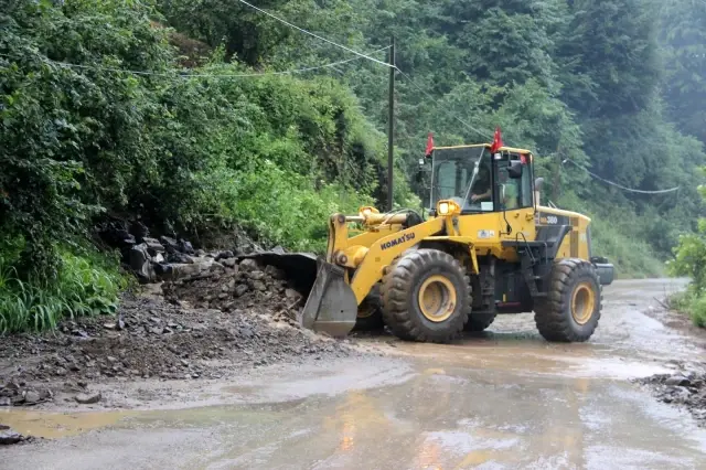 Düzce'de su taşkını köy yollarını kapattı