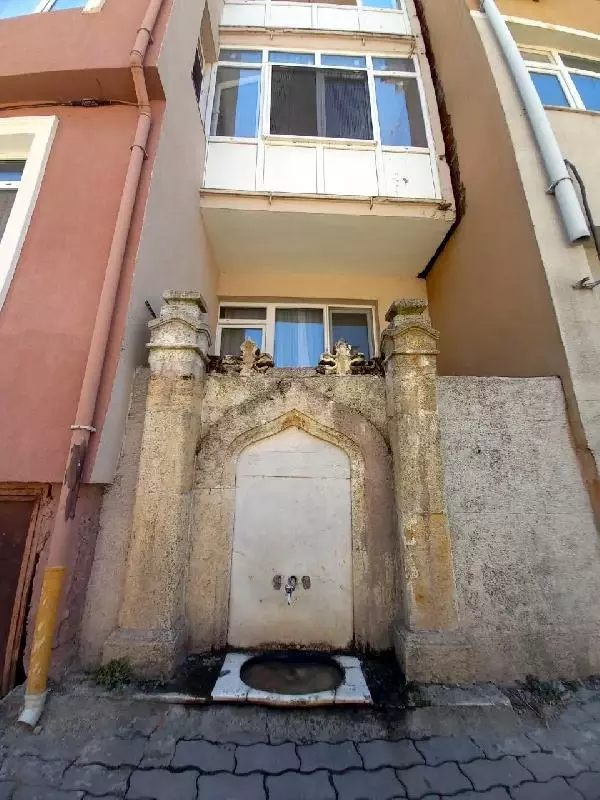 EDİRNE'DE 112 YILIK ÇEŞME APARTMANLARIN ARASINDA KALDI