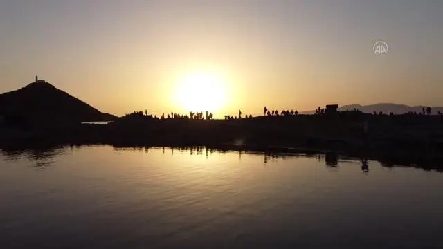 Ege ile Akdeniz'in buluştuğu Datça, bayramda nüfusunun dört katı turist ağırlıyor