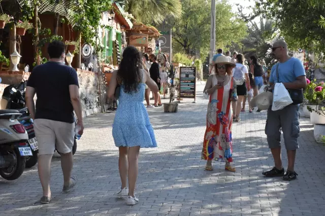 Ege ile Akdeniz'in buluştuğu Datça, bayramda nüfusunun dört katı turist ağırlıyor
