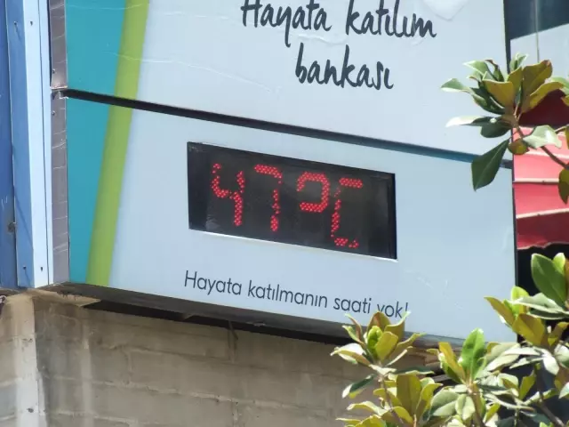 Elazığ'da termometreler 47 dereceyi gösterdi, caddeler boş kaldı Elazığ'da termometreler 47 dereceyi gösterdi, caddeler boş kaldı