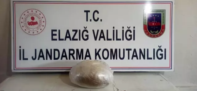 Elazığ'da yolcunun üzerinden 2 kilogram kubar esrar çıktı