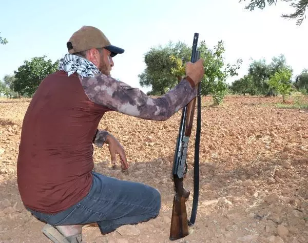 Güneydoğu'da Antep fıstığı hasadı başladı! Bekçiler hırsızlara karşı ellerinde tüfeklerle 24 saat nöbette Güneydoğu'da Antep fıstığı hasadı başladı! Bekçiler hırsızlara karşı ellerinde tüfeklerle 24 saat nöbette