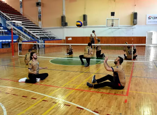 Engelli gazilerinde yer aldığı oturarak voleybol takımı 4 ayda 'süper' başarı gösterdi Engelli gazilerinde yer aldığı oturarak voleybol takımı 4 ayda 'süper' başarı gösterdi