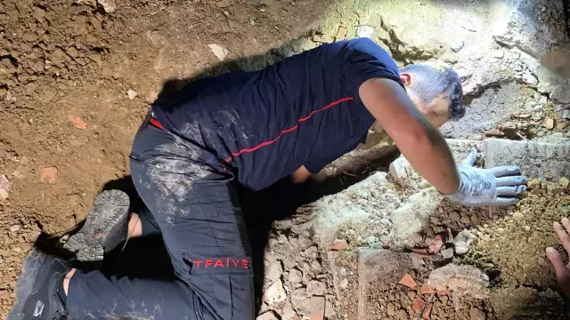 Son dakika haberi: 2 metre çukur kazarak 3 saatte kediyi kurtardılar
