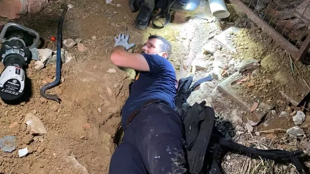 Son dakika haberi: 2 metre çukur kazarak 3 saatte kediyi kurtardılar