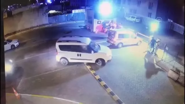 Son dakika haber | Esenyurt'ta aracın altında kalarak telef olan köpeğin ezilme anı güvenlik kamerasına yansıdı Son dakika haber | Esenyurt'ta aracın altında kalarak telef olan köpeğin ezilme anı güvenlik kamerasına yansıdı