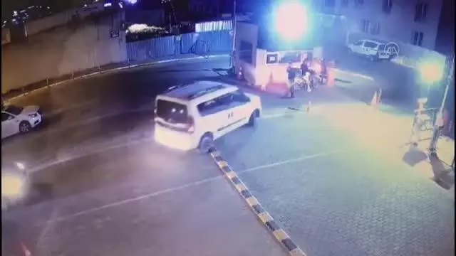 Son dakika haber | Esenyurt'ta aracın altında kalarak telef olan köpeğin ezilme anı güvenlik kamerasına yansıdı