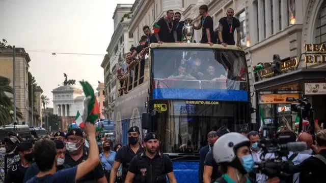 EURO 2020: İtalya'nın şampiyonluğu kutlamaları sonrası Roma'da Covid-19 vakaları 5 katına çıktı