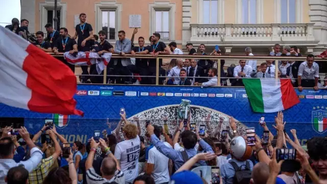 EURO 2020: İtalya'nın şampiyonluğu kutlamaları sonrası Roma'da Covid-19 vakaları 5 katına çıktı