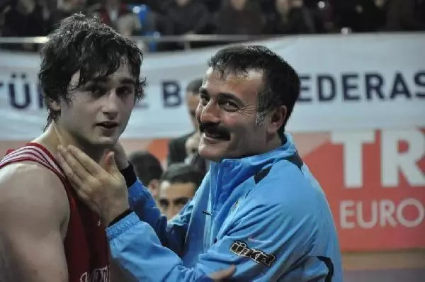Son dakika haber! Evinde ölü bulunan Avrupa şampiyonu eski milli boksör son yolculuğuna uğurlandı