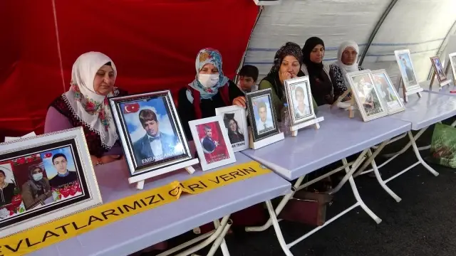 Evlat nöbetindeki aileler bayramın ikinci gününde de çadırda bekliyor Evlat nöbetindeki aileler bayramın ikinci gününde de çadırda bekliyor