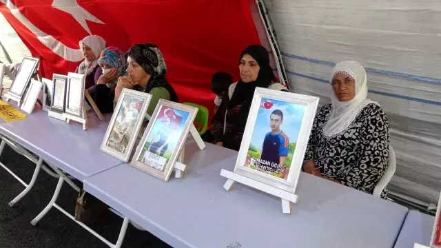 Evlat nöbetindeki aileler bayramın ikinci gününde de çadırda bekliyor