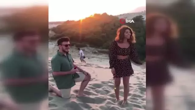 Son dakika: Evlilik teklifi edecekti, tanıdıklarını görünce tüm planları bozuldu...Gülümseten anlar kamerada Son dakika: Evlilik teklifi edecekti, tanıdıklarını görünce tüm planları bozuldu...Gülümseten anlar kamerada