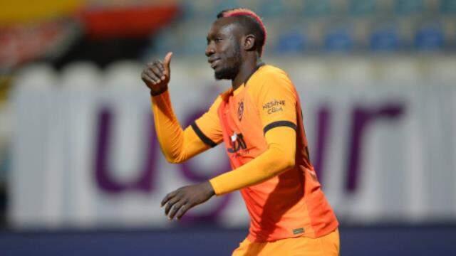 Galatasaray'da bütçenin yüzde 48'ini kaplayan 4 futbolcuyla ayrılık görüşmesi yapıldı Galatasaray'da bütçenin yüzde 48'ini kaplayan 4 futbolcuyla ayrılık görüşmesi yapıldı