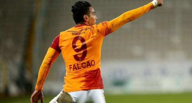 Galatasaray'da bütçenin yüzde 48'ini kaplayan 4 futbolcuyla ayrılık görüşmesi yapıldı Galatasaray'da bütçenin yüzde 48'ini kaplayan 4 futbolcuyla ayrılık görüşmesi yapıldı