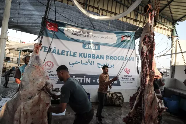 Gazze'de Türkiye Diyanet Vakfının desteğiyle kesilen kurbanların etleri yoksul ailelere dağıtılacak