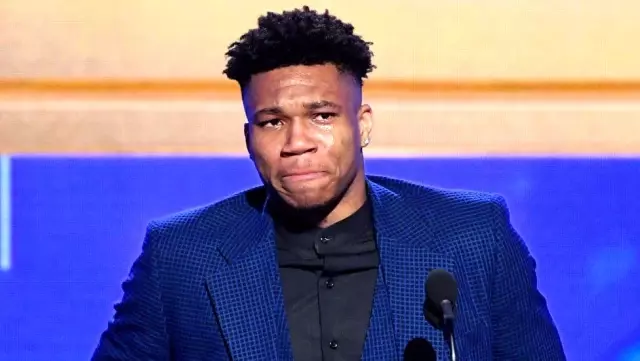 Giannis Antetokounmpo: Atina'nın sokaklarında saat satmaktan NBA'in zirvesine bir göçmen çocuğunun bitmeyen rüyası