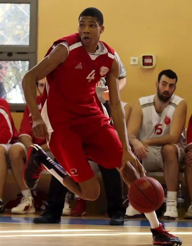 Giannis Antetokounmpo: Atina'nın sokaklarında saat satmaktan NBA'in zirvesine bir göçmen çocuğunun bitmeyen rüyası