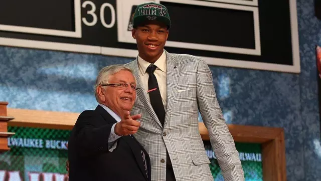 Giannis Antetokounmpo: Atina'nın sokaklarında saat satmaktan NBA'in zirvesine bir göçmen çocuğunun bitmeyen rüyası